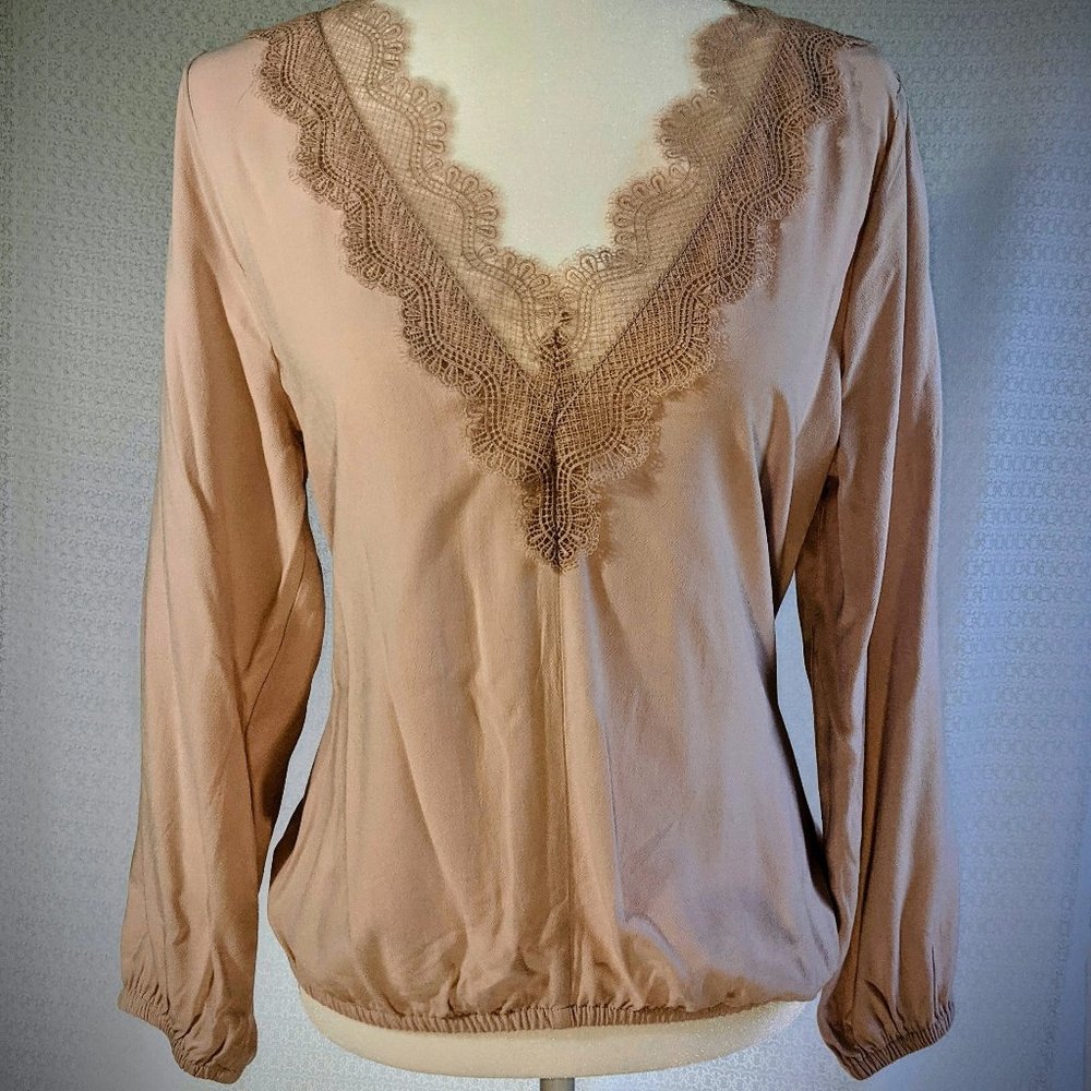 M Express - Lace V-Neck Banded Top